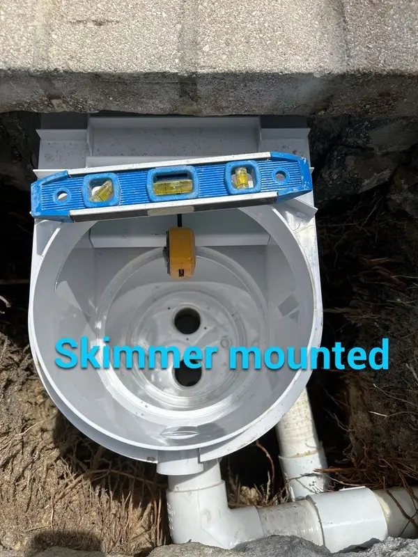 New pool skimmer with a level on top
