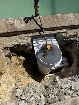 New skimmer set level in an open deck