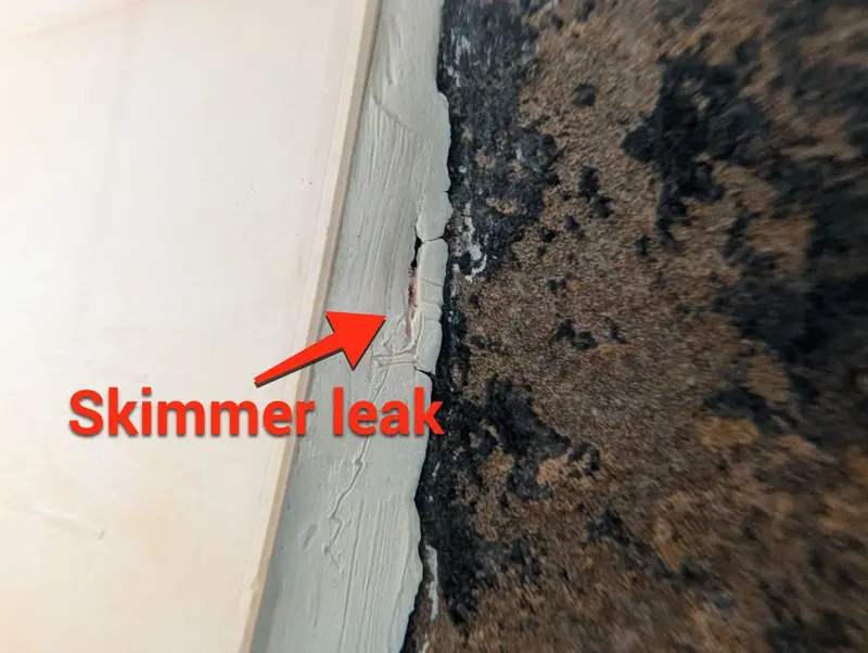 Skimmer throat with an arrow pointing to a leak